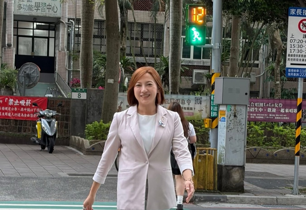 新店寶橋路號誌小綠人變綠巨人　陳乃瑜提醒行人安全新制