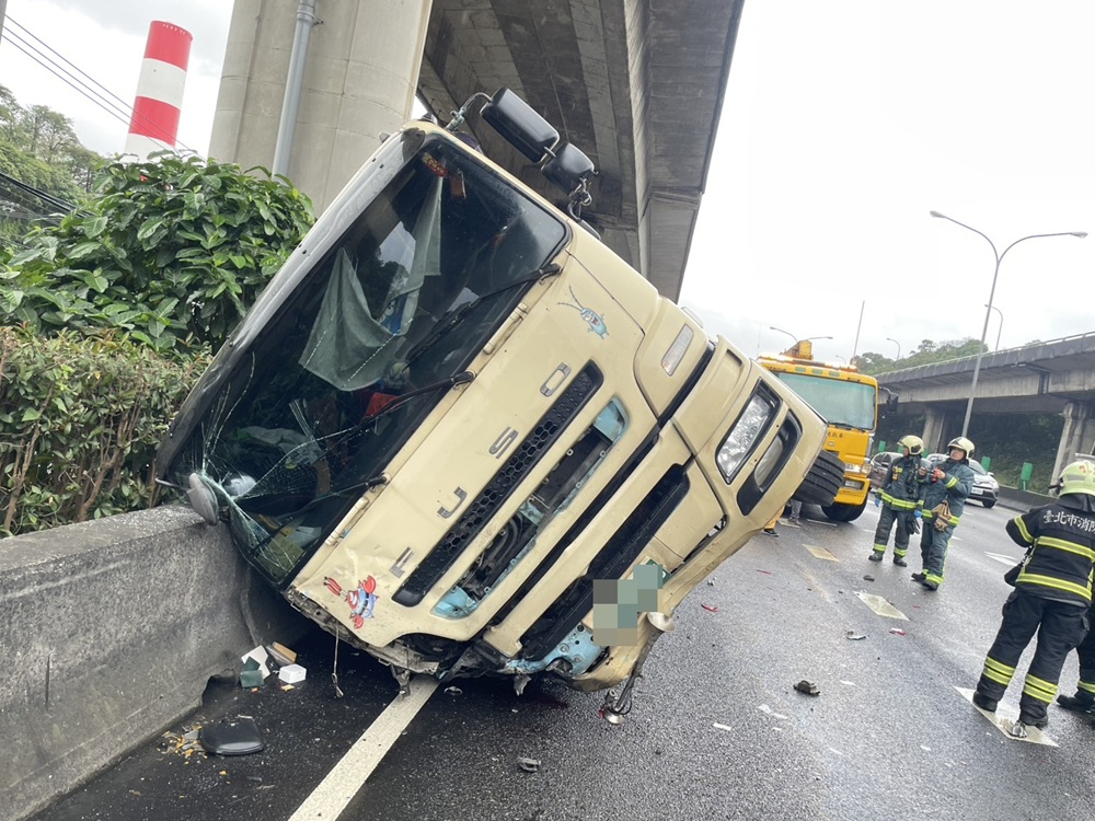 國道1號北向路段6車追撞　小貨車駕駛拋飛車外身亡