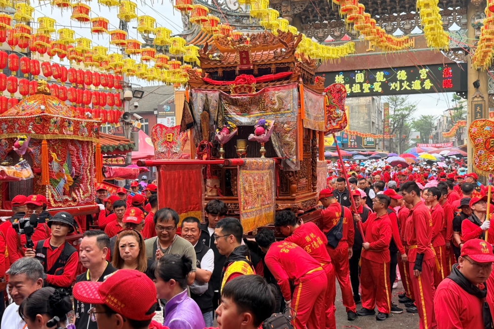 【有影】風雨無阻！桃園龍德宮四媽祖抵鹿港天后宮刈火  萬千信眾虔誠鑽轎底祈安