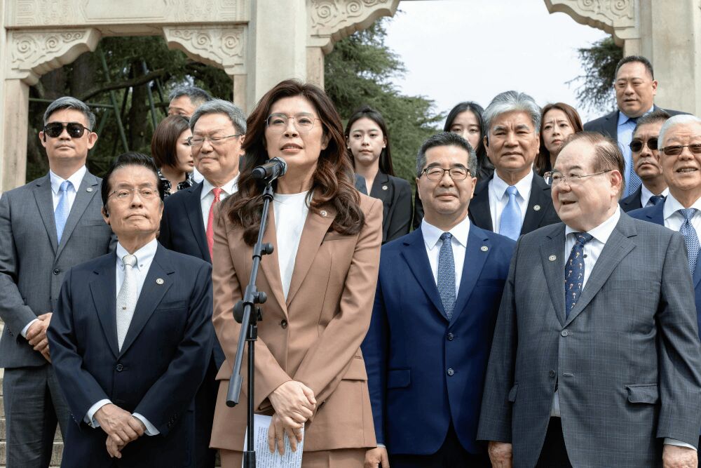 紀念孫文鄭麗文登中山陵哽咽致詞　盼為兩岸種下和平種子