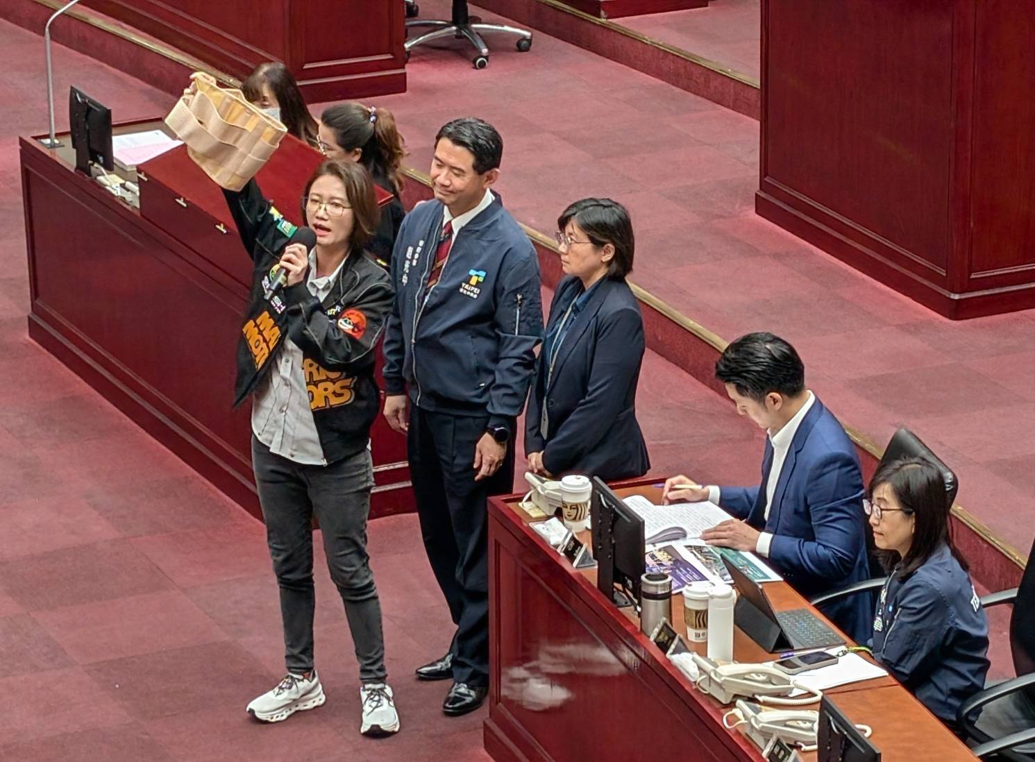 鄭麗文訪中共機擾台未停　林延鳳送蔣萬安護腰「挺直腰桿」護台