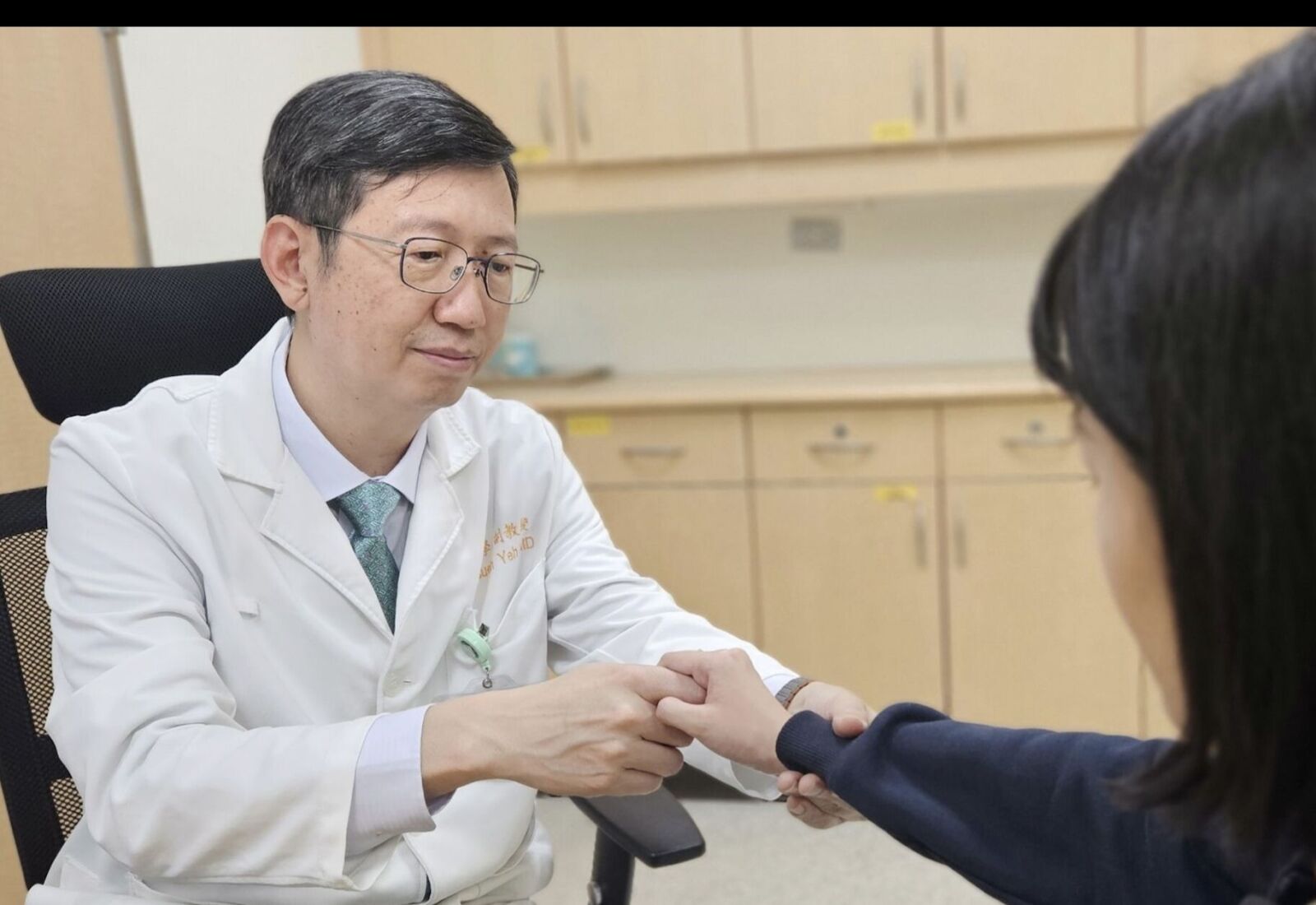 一到傍晚腳就「翻車」失控！   25歲女竟是百萬分之一罕病