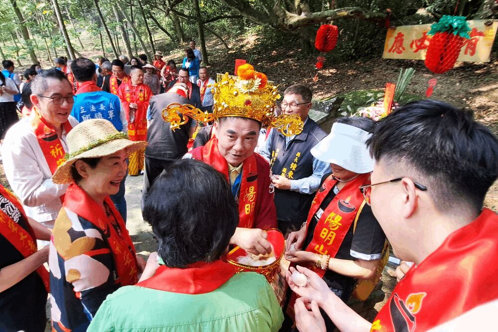 客家大院桐花季登場　鍾東錦化身「伯公仔」發麻糬黏錢