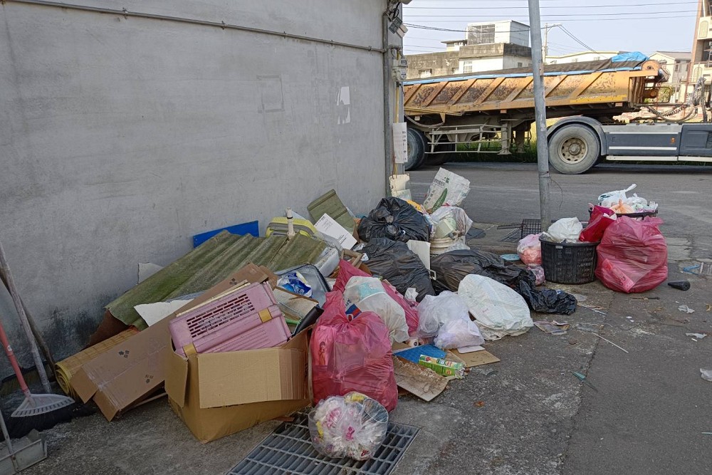 遏止路邊垃圾堆影響環境衛生！　苗栗市公所增設移動式監視器取締 35