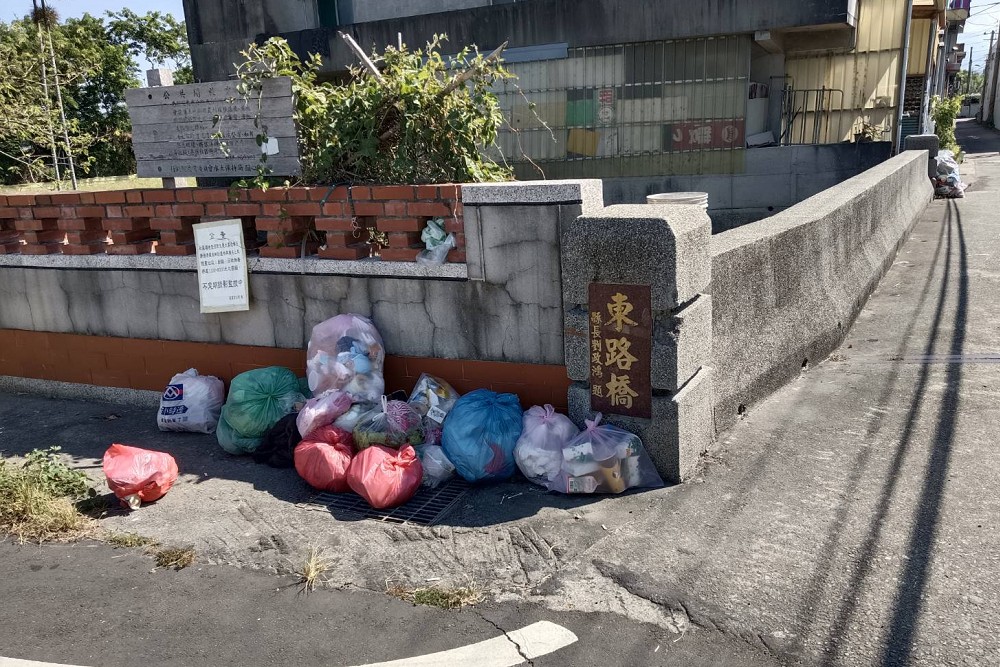遏止路邊垃圾堆影響環境衛生！　苗栗市公所增設移動式監視器取締 39