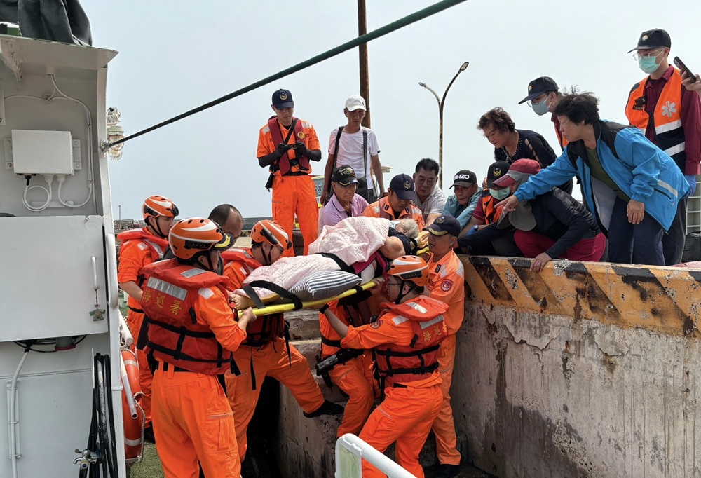86歲婦左腳意外骨折　澎湖海巡艇急赴七美後送病患