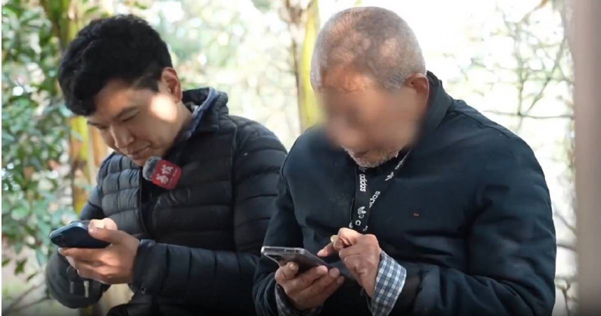 36歲男改行當「全職孫子」陪91歲獨居翁公園滑手機　朝8晚5月薪曝