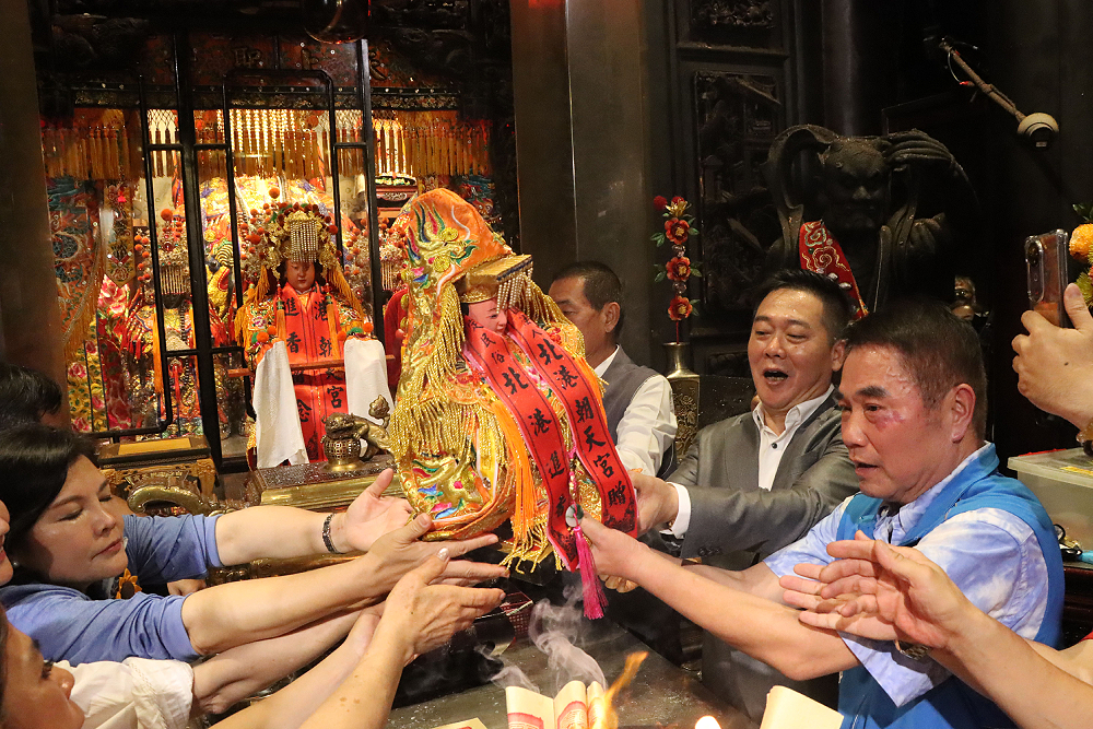白沙屯媽祖抵朝天宮　鍾東錦祈求朝野和諧台灣新局