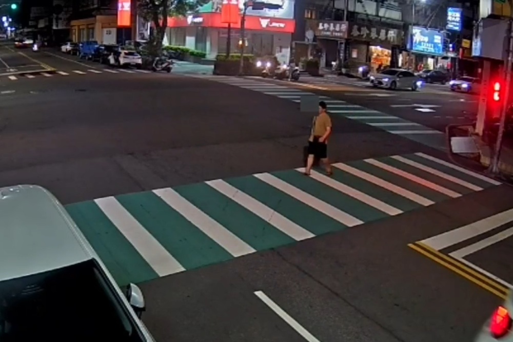 紅燈穿越人行道　47歲男涉爆粗口還搶安全帽襲警