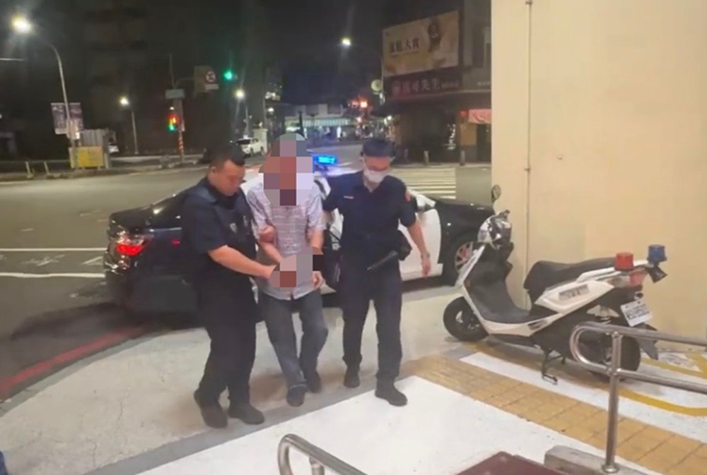 嫌講話大聲制止爆口角　71歲男在高雄捷運車廂亮刀涉恐嚇