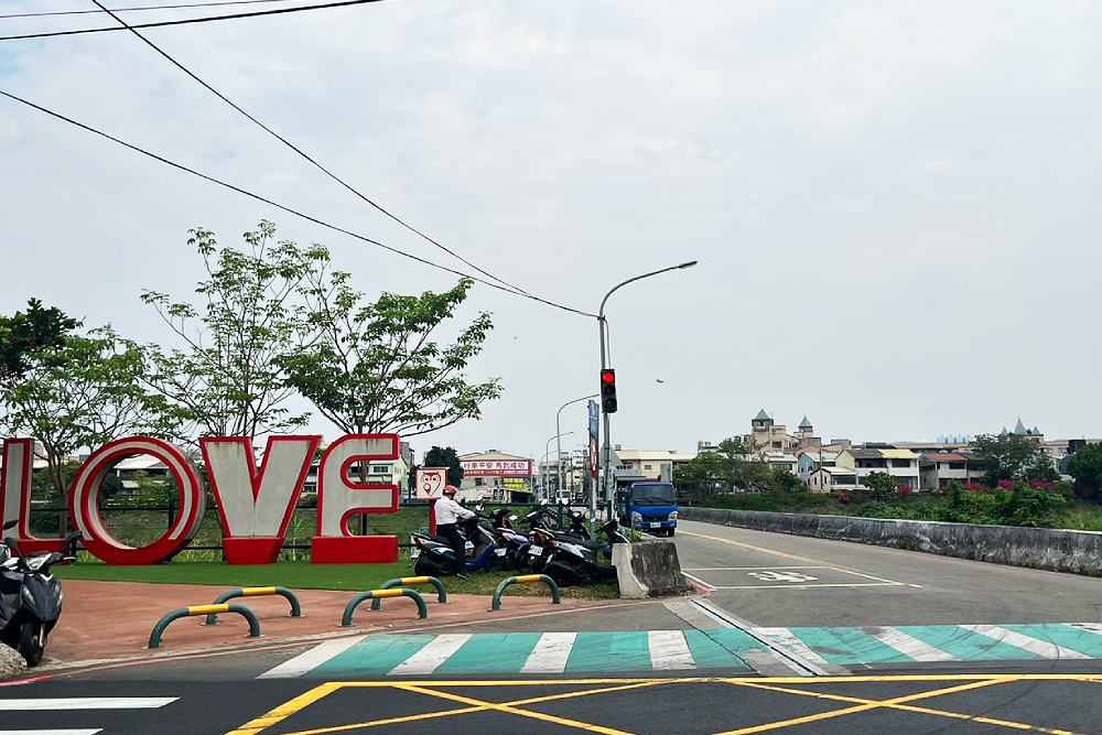 何欣純指美群橋突破2難關終拓寬　盧秀燕：給鄉親學童安心返家「幸福路」