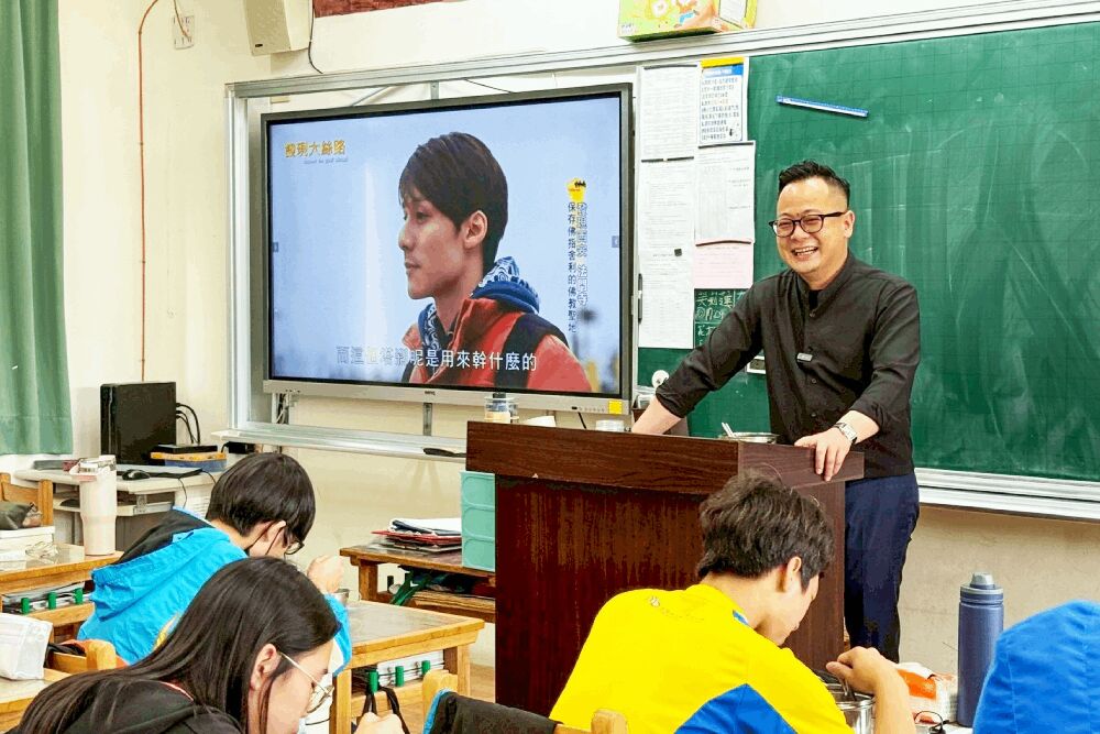 童子瑋關心國中營養午餐　學生吐心聲還拿西米露找他「乾杯」