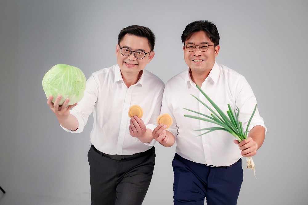 高雄隊團結拚未來！最強母雞領軍　賴瑞隆合體議員拍創意定裝照