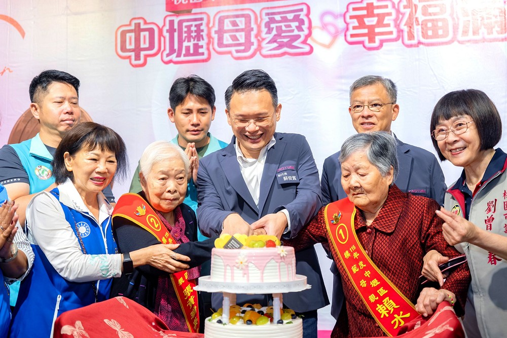 蘇俊賓表揚中壢區模範母親　軍職媽媽、料理奶奶及環保達人都上榜