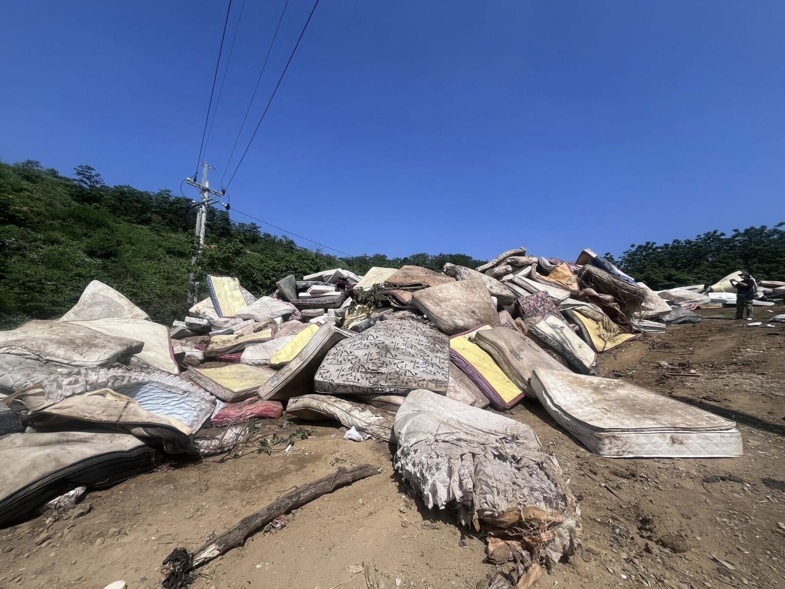 一週消滅「床墊山」　苗栗市廢床墊棉鐵分離效率驚人 13