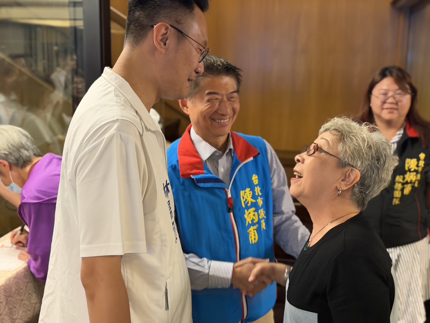 林揚庭獲士北攤商認證「你又來了」　李彥秀喊買一送一加碼送立委服務 23