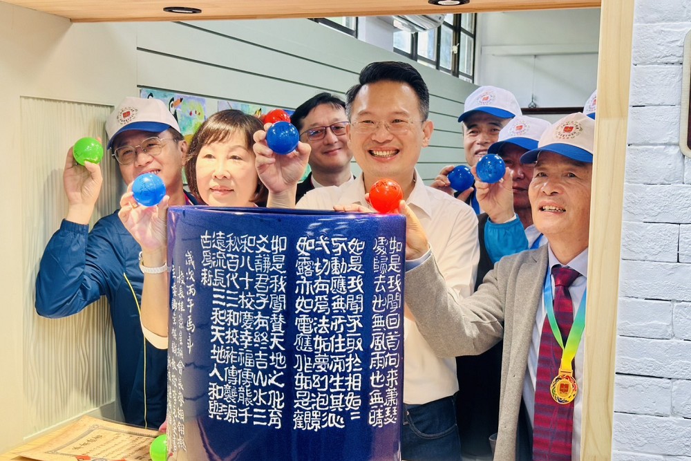 「魯冰花故鄉」龍潭三和國小80週年校慶　蘇俊賓驚喜現身贈手繪杯 5