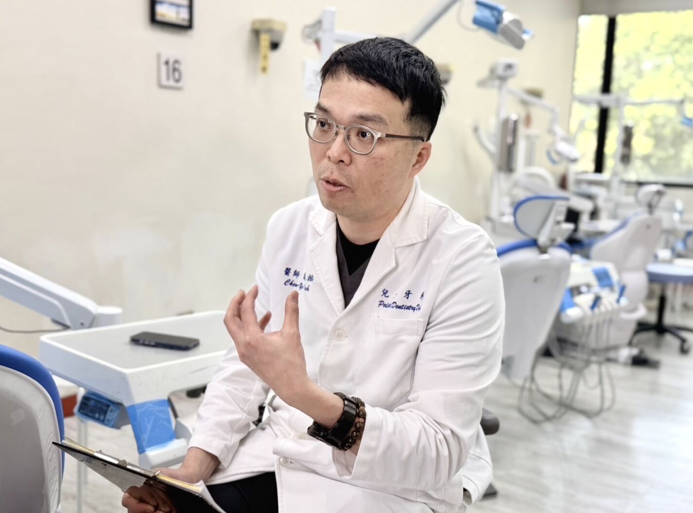 小五童一跌門牙整顆脫落   機智爸靠「咖啡牛奶」救回牙