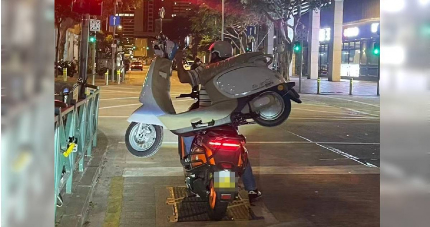 澳門男騎機車「後座載機車」　路人嚇一跳：不可能的任務