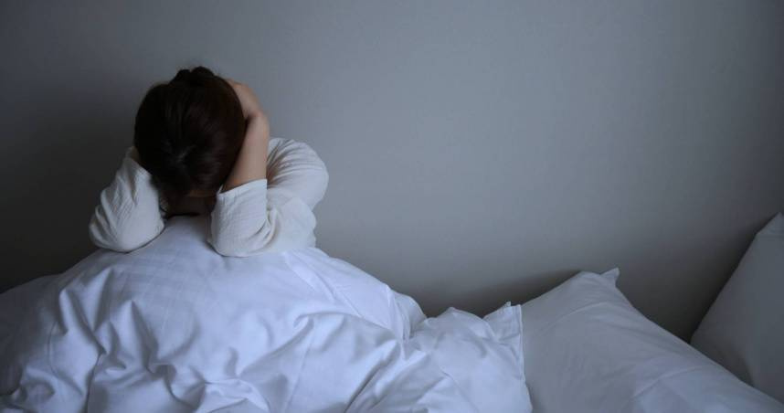 白天累爆晚上卻睡不著？醫師點名「這類晚餐」最傷睡眠：胃在加班