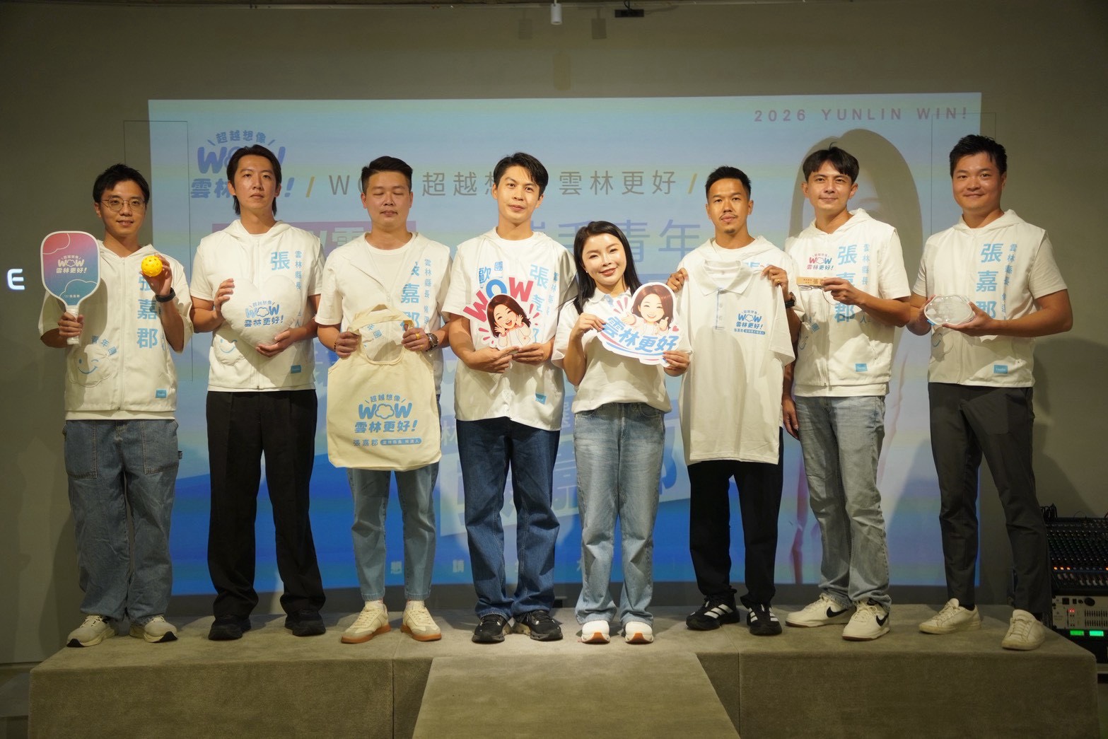 搶搭潮流推匹克球拍　張嘉郡「WOW雲林」競選小物亮相