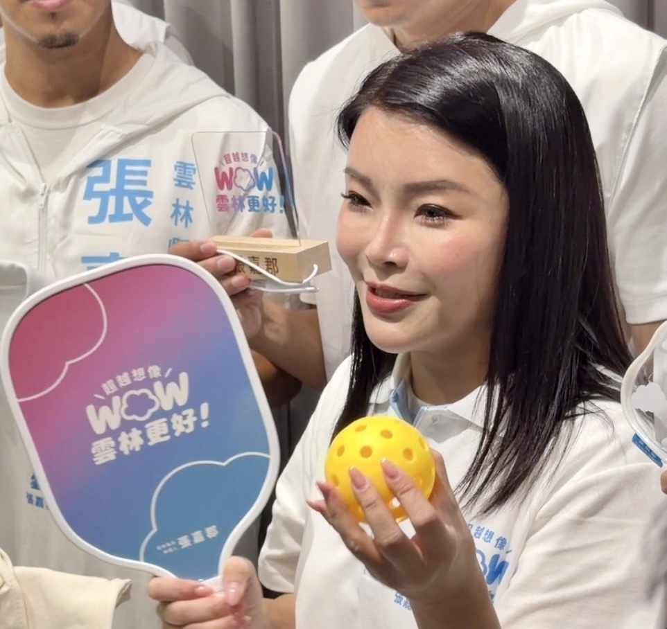 搶搭潮流推匹克球拍　張嘉郡「WOW雲林」競選小物亮相 11