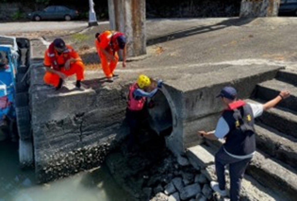 全面清查港區下水道涵洞 海巡員盼築起走私無死角防線 6 CNEWS204260916a02