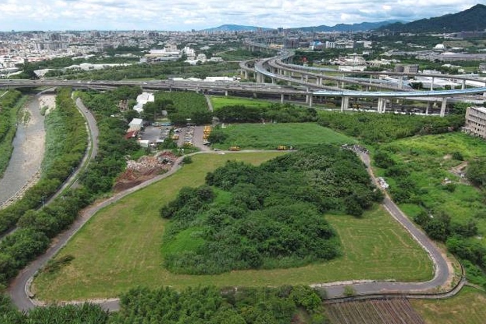 台中「萬里床城」清空！　中市環保局清除潭子3000廢床