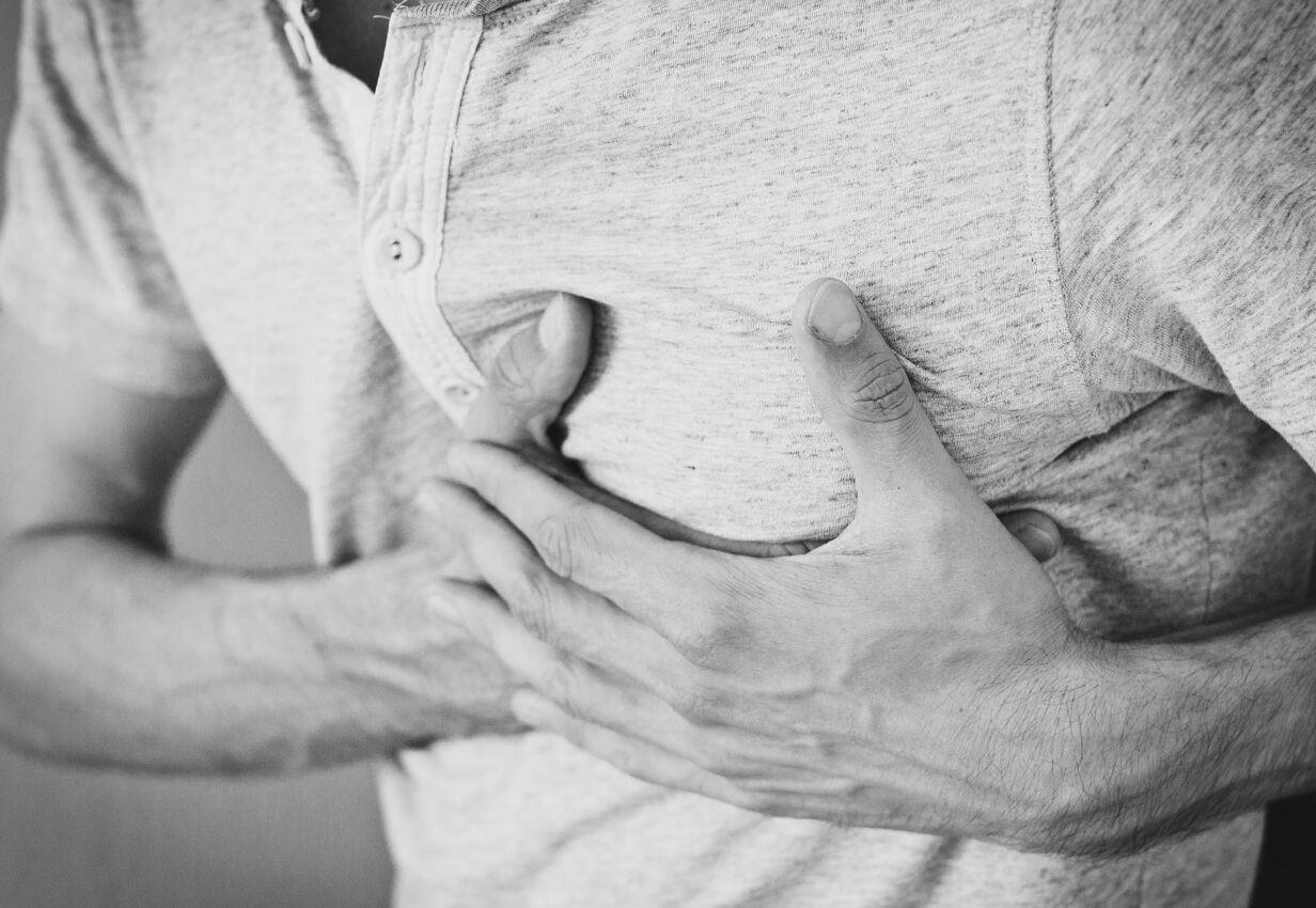 年輕非保護傘！28歲男上班胸悶30分鐘冒冷汗   「三條血管全阻塞」