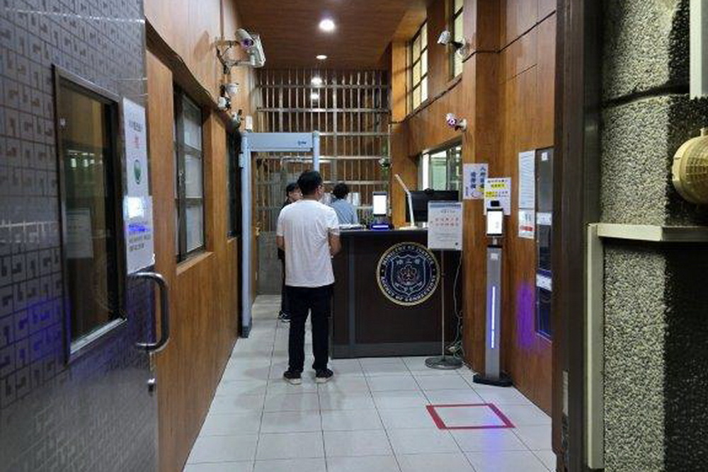 欠健保費783萬元裝窮真享樂遭管收　母抱現金辦分期獲釋