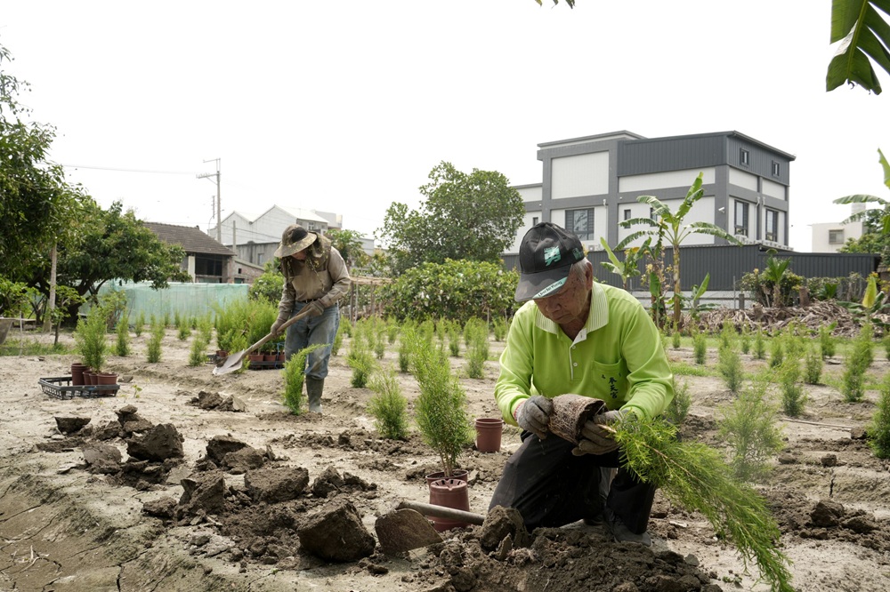 災後一年土地工工再召鏟子英雄　公益大使張景嵐挺土地復耕