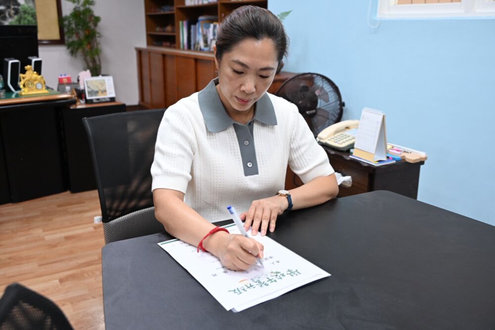 簽署「學校午餐升級承諾」　吳秀華再拋招募、留任、培育3師資政見