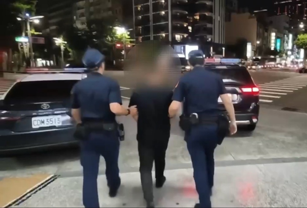 紅線違停涉掛假車牌　巡邏警查獲模擬槍及空包彈