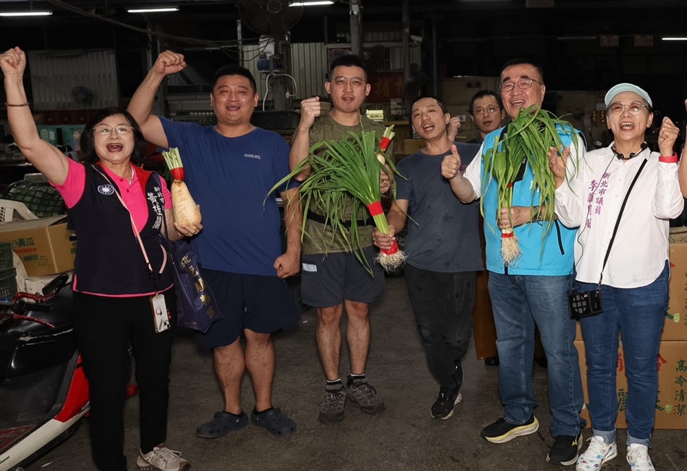 清晨5點出擊！李四川赴蘆洲大台北果菜市場　攤商熱情擁抱高呼凍蒜