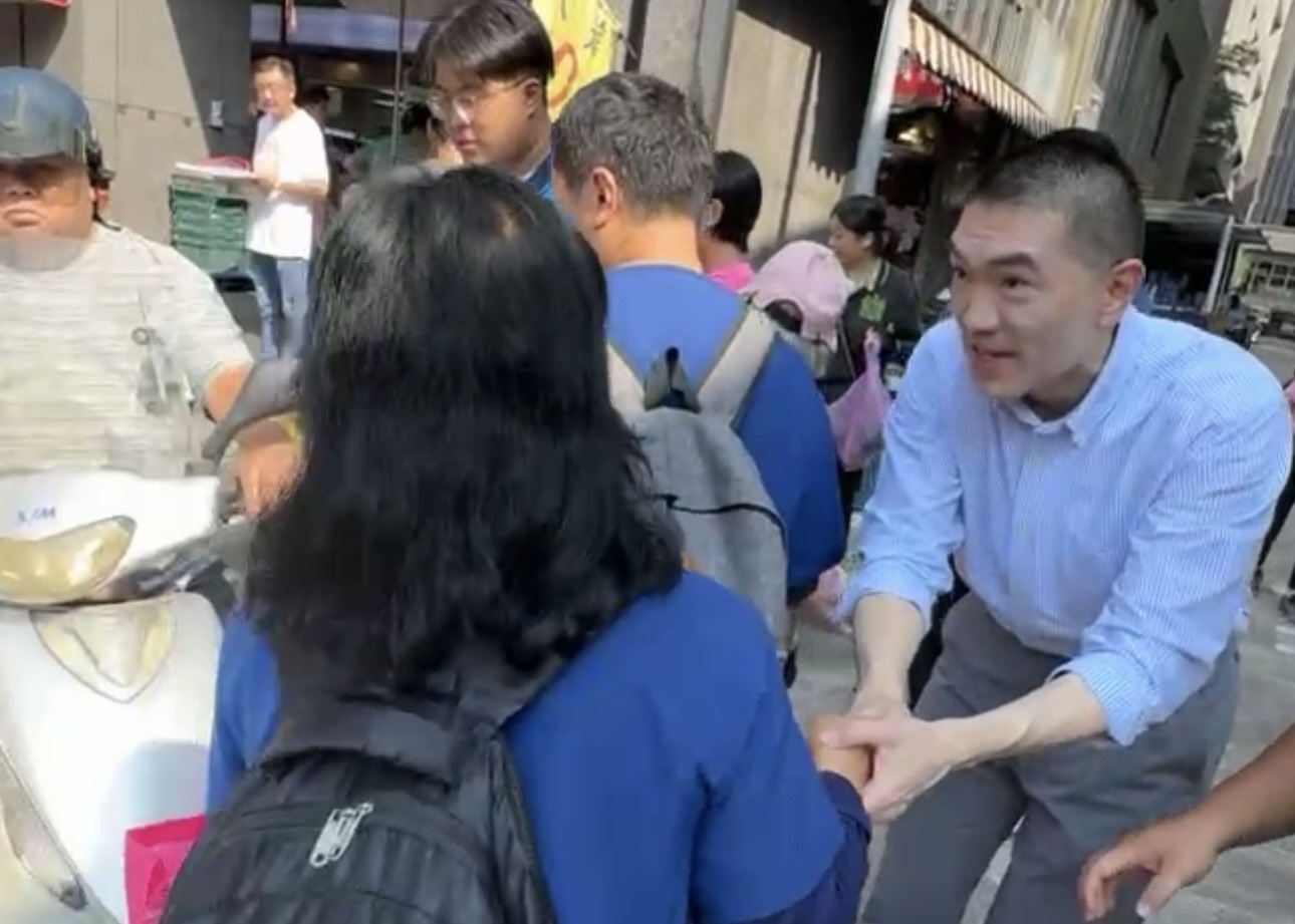 謝國樑信義市場掃街人氣旺　市民頻讚通學環境改善有感