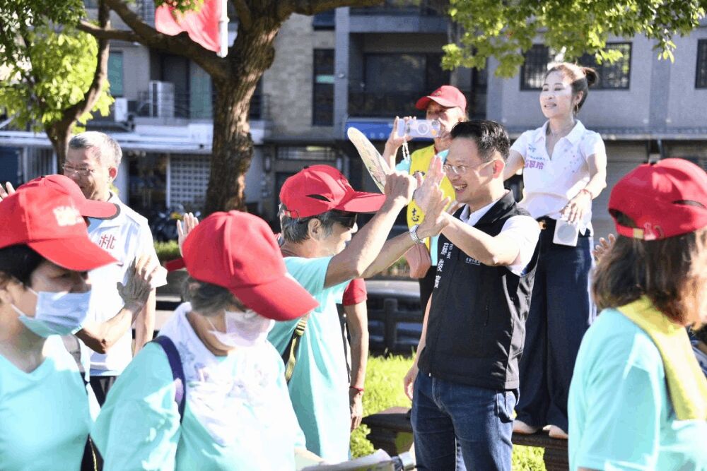 桃園樂齡健走600人參與　蘇俊賓：明年敬老愛心卡新增肌力課程