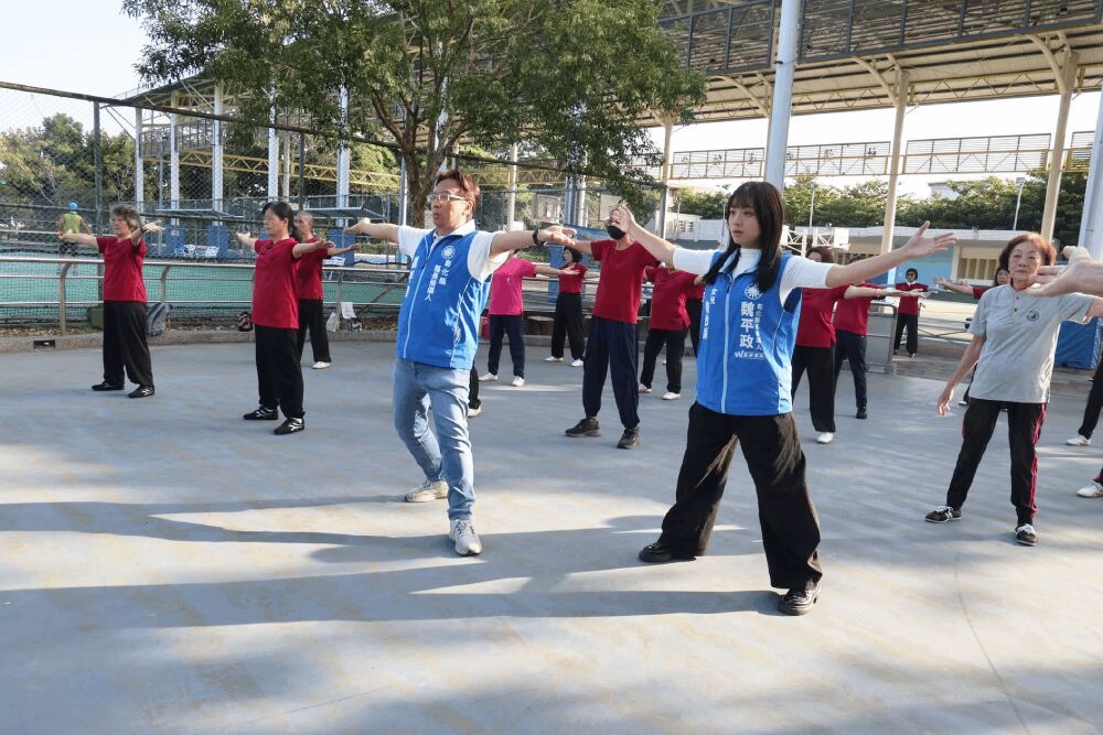 魏平政22歲女兒隨行拜票成亮點　喊65歲以上長者健保費全額補助