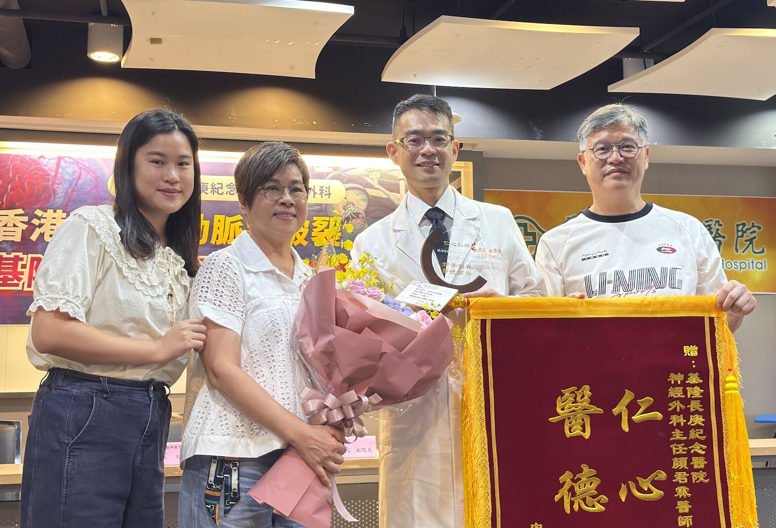遊九份「頸部劇痛、冷汗狂吐」   港客動脈瘤破裂！基隆長庚搶回一命