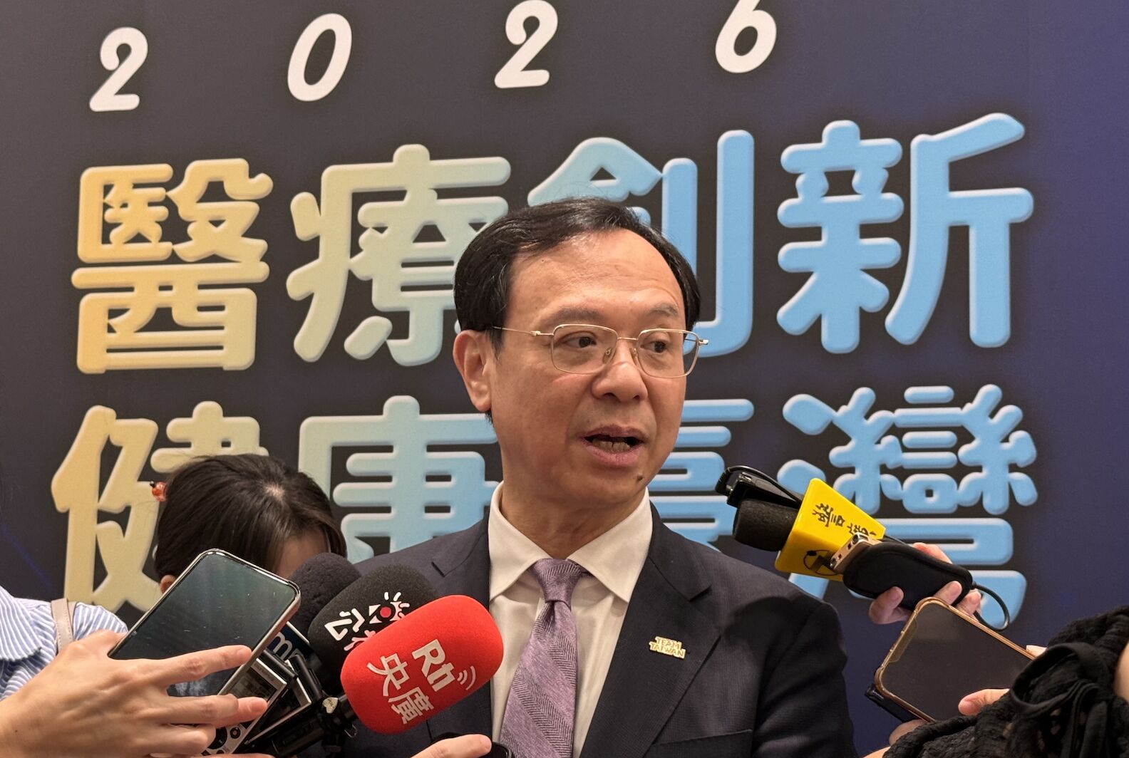 理賠不再綁住院   在宅醫療保單多了！石崇良：開發更多新保單