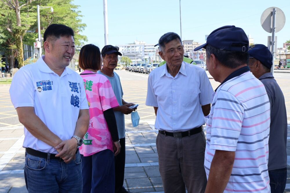 張峻走訪花蓮車站聽計程車心聲　承諾調高敬老卡至2千點、司機獎勵金上限 5