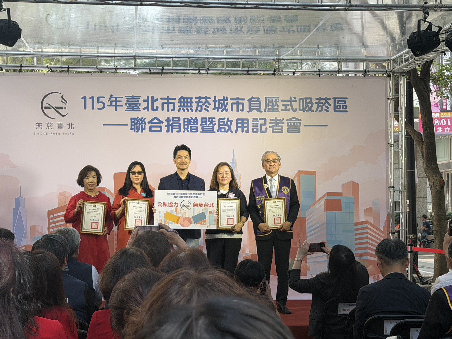 邁向無菸城市新指標！信義商圈全國首座「負壓式吸菸區」落成啟用