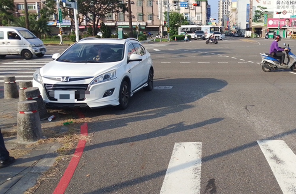 闖紅燈又撞石墩　22歲男竟開車睡著酒測值超標被送辦