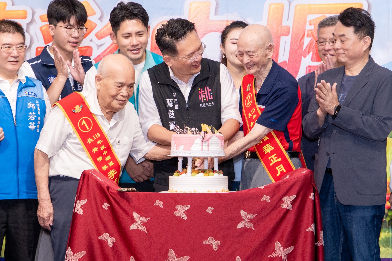 「不只十年磨一劍」　蘇俊賓讚：長青楷模60、80年持續奉獻社區