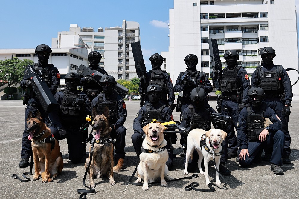 最萌「毛英雄」出任務　緝毒偵爆、災區搜救犬雙十國慶顯神通