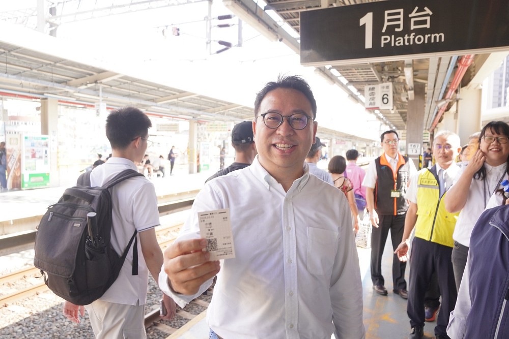 等了20多年！平鎮臨時站今通車　黃世杰偕陳世凱搭車進站：很榮幸參與城市進步