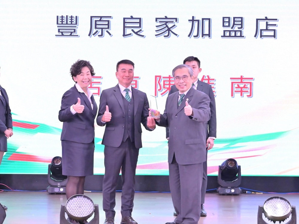 阿伯騎車誤闖國道受困車流　有巢氏房仲陳進南停車相助