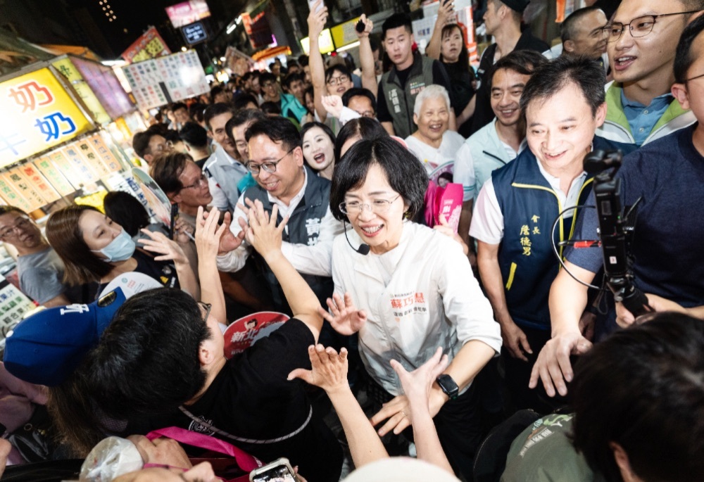 蘇巧慧偕黃世杰夜市掃街　新北、桃園進一步整合交通建設與生活路網