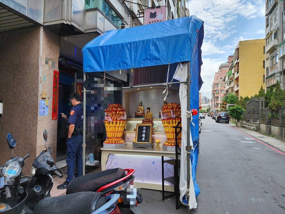 疑不滿鄰居停機車擋路　搭棚架設靈堂嚇壞住戶