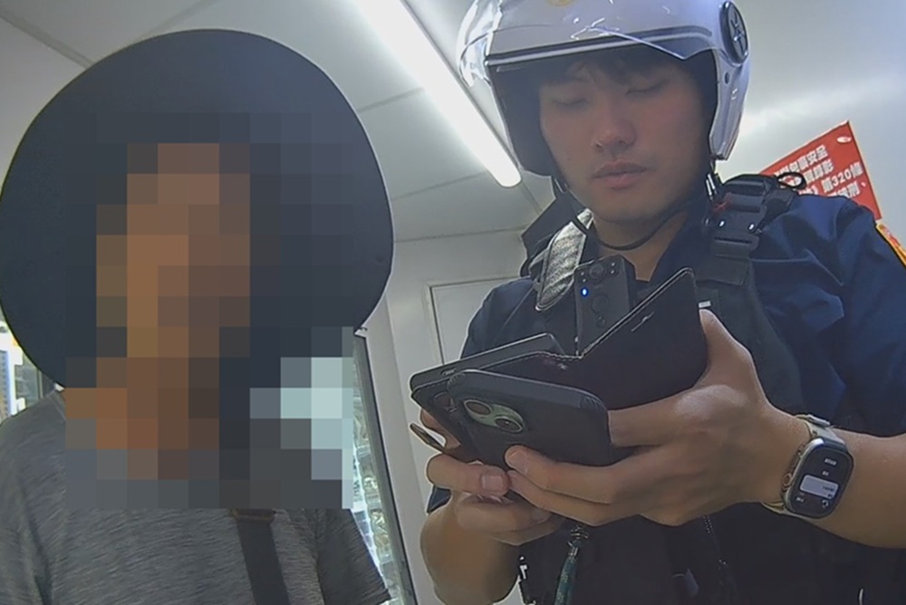 郵局客服電話指導實名認證　警超商ATM前識破詐騙手法