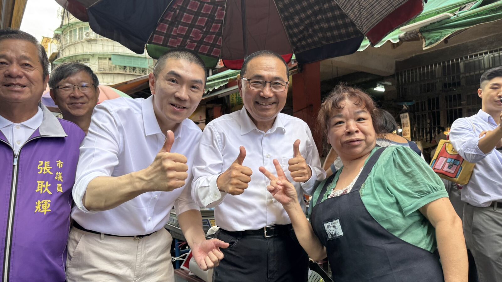 侯友宜赴七堵市場掃街力挺　大讚謝國樑長輩兒童照顧做得好